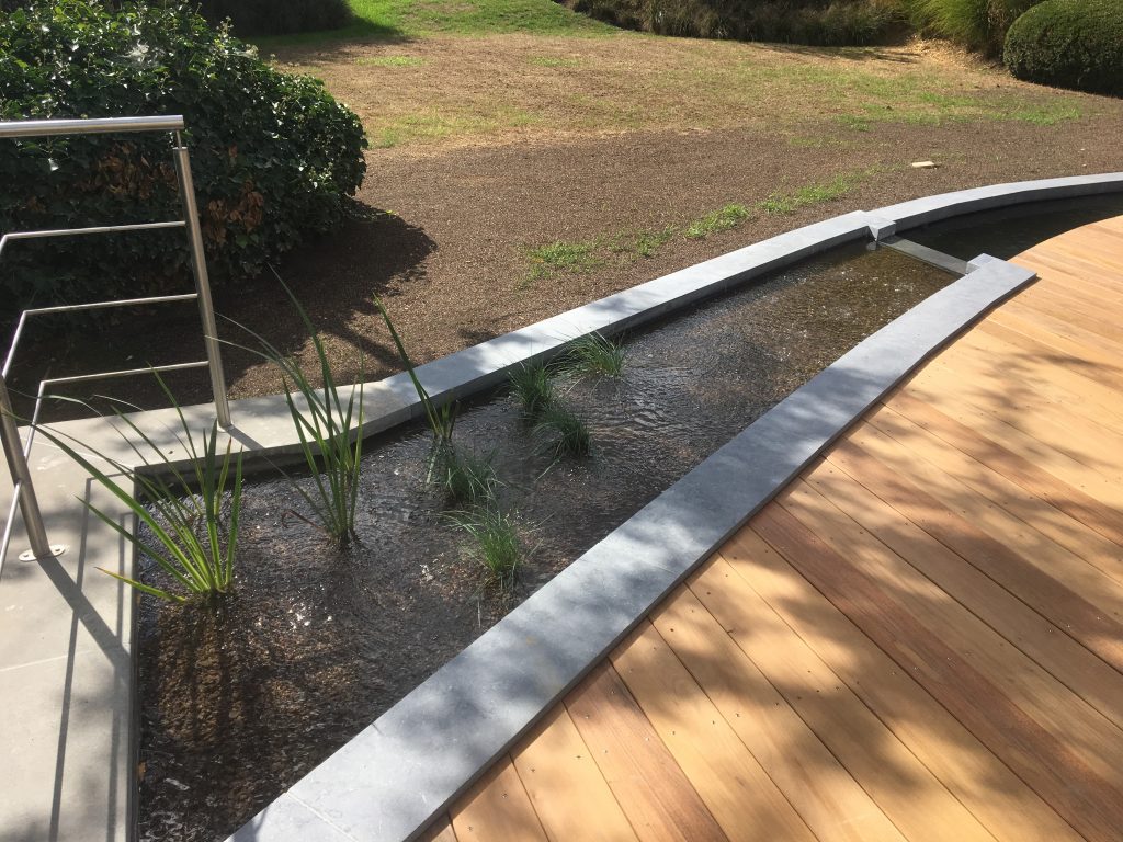 Reden Alabama belediging Houten terras met waterpartij Genietend op dit houten terras met ingewerkte  waterpartij, hoop je dat de zomer nooit ten einde komt….. Close (Esc)